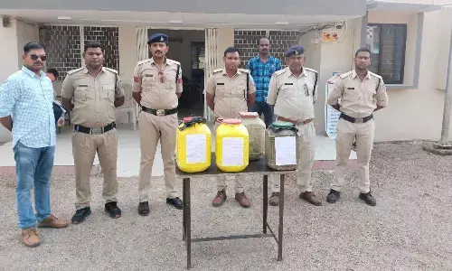 हांथ भट्टी से बनी महुए की ५७ लीटर कच्ची शराब जप्त