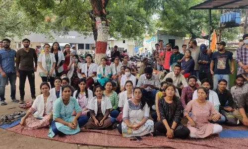 ट्रेनी डाक्टरों के आंदोलन से स्वास्थ्य सेवा लड़खड़ाई