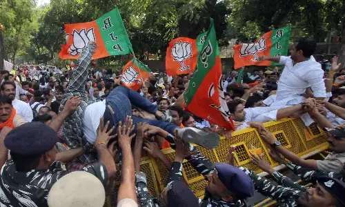 केजरीवाल के इस्तीफे की मांग को लेकर आप दफ्तर के बाहर भाजपा का विरोध प्रदर्शन केजरीवाल के इस्तीफे की मांग को लेकर आप दफ्तर के बाहर भाजपा का विरोध प्रदर्शन