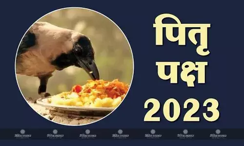 श्राद्ध में कौए को भोजन कराने की क्या है परंपरा? जानें इससे जुड़ी कथा