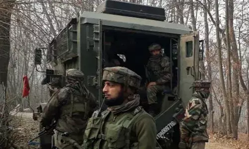 जम्मू-कश्मीर के अनंतनाग में अज्ञात बंदूकधारियों ने युवक को गोली मारी