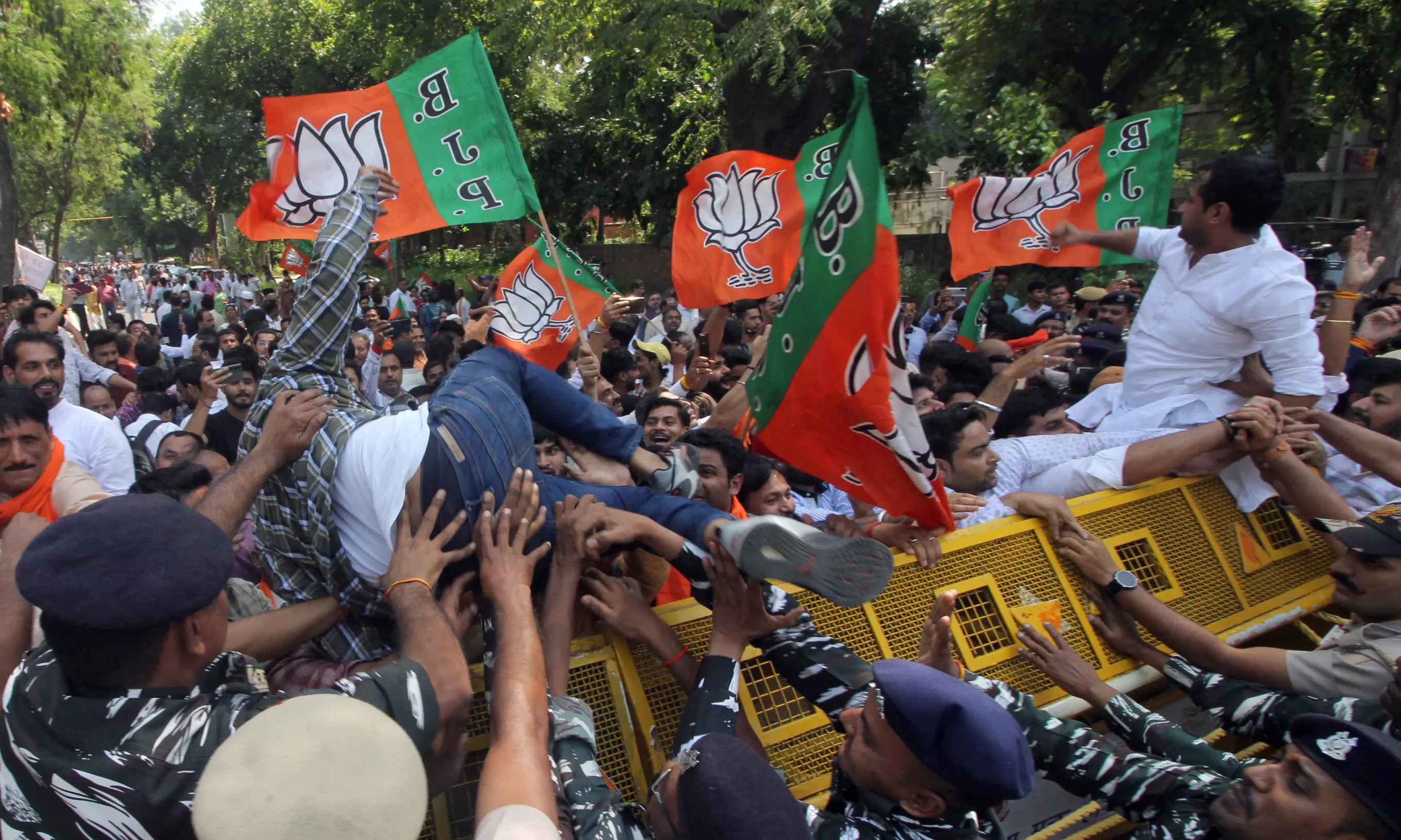 केजरीवाल के इस्तीफे की मांग को लेकर आप दफ्तर के बाहर भाजपा का विरोध प्रदर्शन केजरीवाल के इस्तीफे की मांग को लेकर आप दफ्तर के बाहर भाजपा का विरोध प्रदर्शन