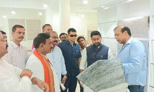 जनपद के प्रभारी मंत्री को निर्यातक ने सौंपा ज्ञापन