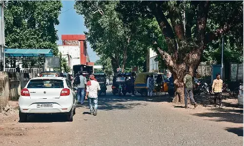 स्टेशन के बाहर एक साल में भी नहीं बन पाया पार्किंग सिस्टम