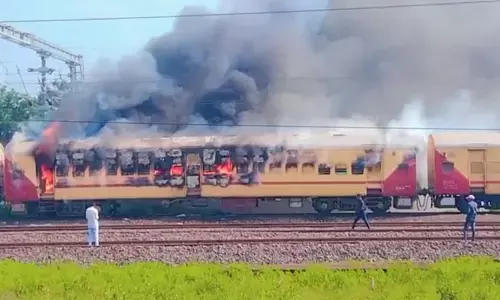 हरंगल प्लेटफार्म पर बोगी में लगी आग हरंगल प्लेटफार्म पर बोगी में लगी आग