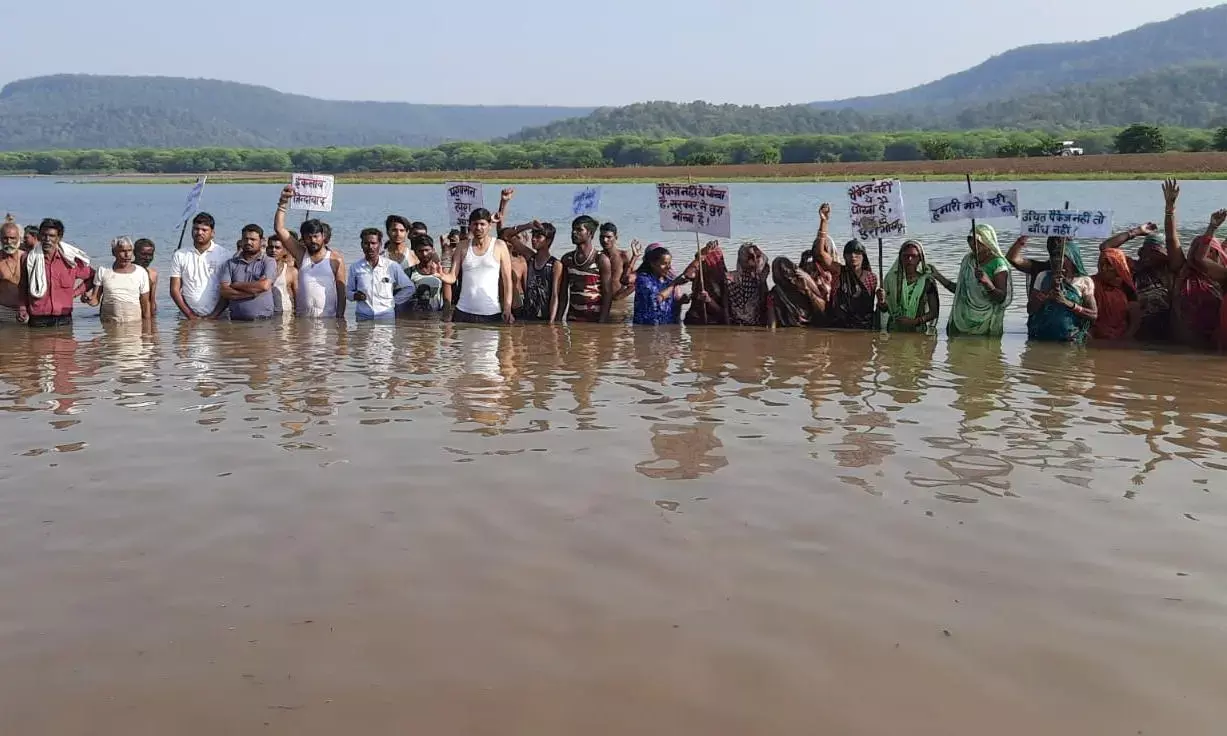 केन-बेतवा लिंक परियोजना के विरोध में ग्रामीणों ने किया जल सत्याग्रह