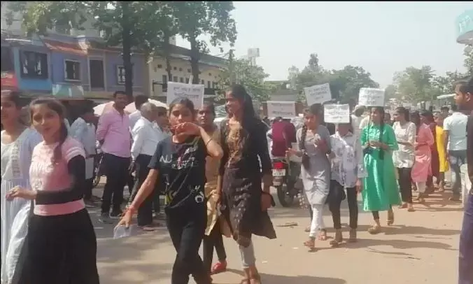 रैपुरा में महाविद्यालय की मांग को लेकर छात्र-छात्राओं ने निकाली रैली