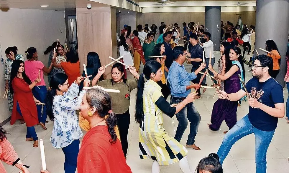 दैनिक भास्कर गरबा वर्कशॉप-2023 ढोल की थाप व गीतों पर थिरका रहे कदम
