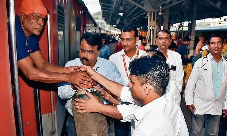 संघमित्रा ट्रेन से बेंगलुरु से पटना जा रहे मरीज की ऑक्सीजन की कमी से बिगड़ी हालत, जबलपुर में मिली मदद