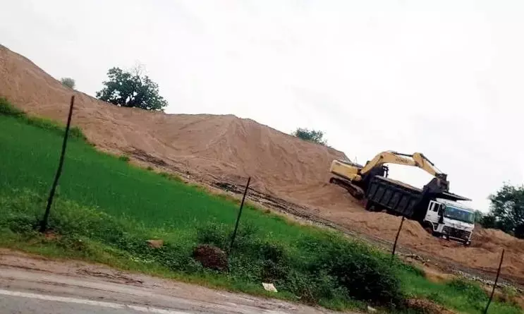 रेतघाट धारकों को रेत का स्टॉक 10 दिन में उठाने के दिए आदेश