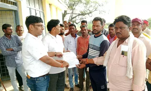 नगर परिषद के सफाई कर्मियों ने सौंपा ज्ञापन नगर परिषद के सफाई कर्मियों ने सौंपा ज्ञापन