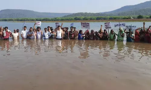 केन-बेतवा लिंक परियोजना के विरोध में ग्रामीणों ने किया जल सत्याग्रह केन-बेतवा लिंक परियोजना के विरोध में ग्रामीणों ने किया जल सत्याग्रह