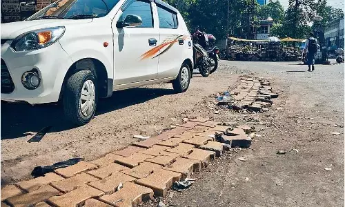 बिना बेस डाले लगा दिए पेवर ब्लॉक लगते ही उखड़ने लगे, उठ रहे सवाल