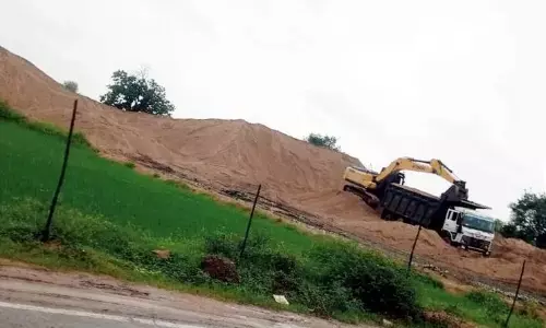 रेतघाट धारकों को रेत का स्टॉक 10 दिन में उठाने के दिए आदेश