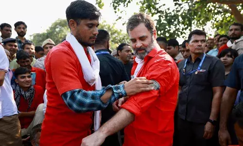 कुलियों के लिए रेट बढ़ाने पर राहुल गांधी ने रेलवे को दिया धन्यवाद