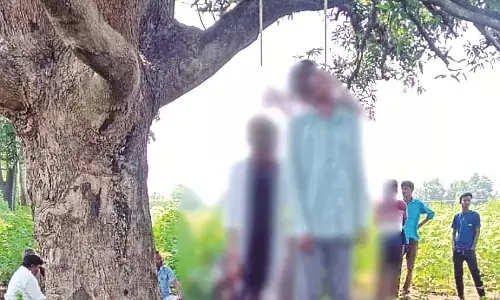 प्रेमी युगल ने खेत में फांसी पर लटककर की आत्महत्या प्रेमी युगल ने खेत में फांसी पर लटककर की आत्महत्या