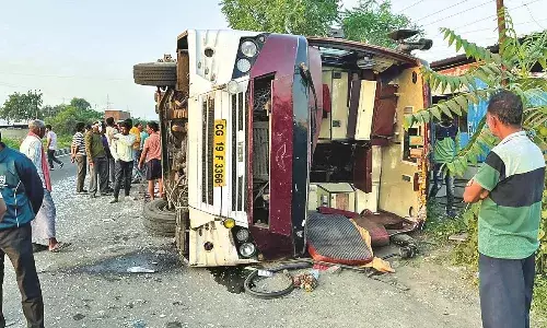 तेज रफ्तार निजी बस पलटी, एक की मौत-आठ गंभीर