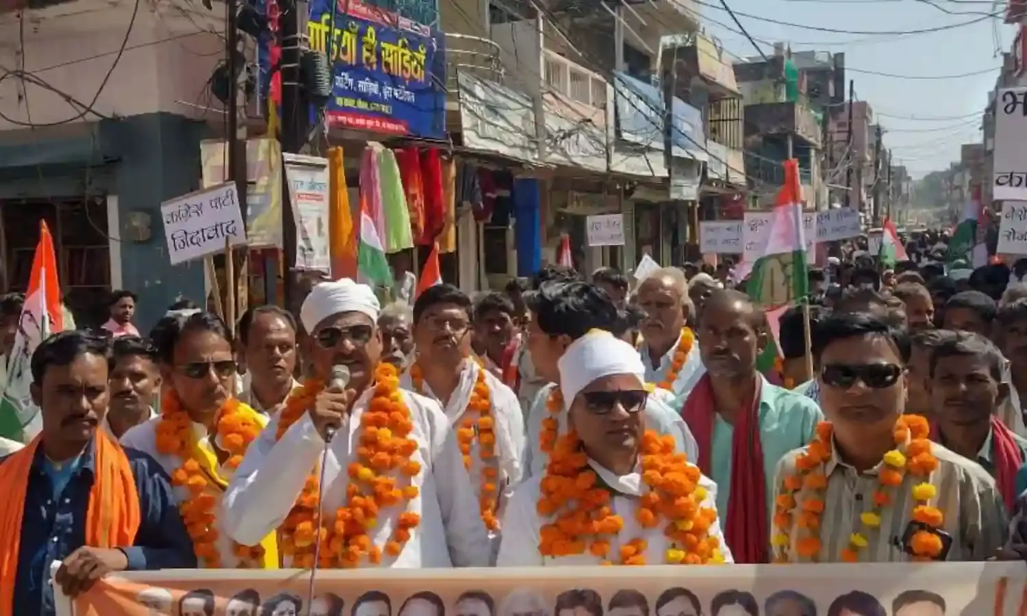 भूमिहीनों को पट्टा और पात्र गरीबों को गरीबी रेखा में शामिल कराने के लिए कांग्रेस का जंगी प्रदर्शन