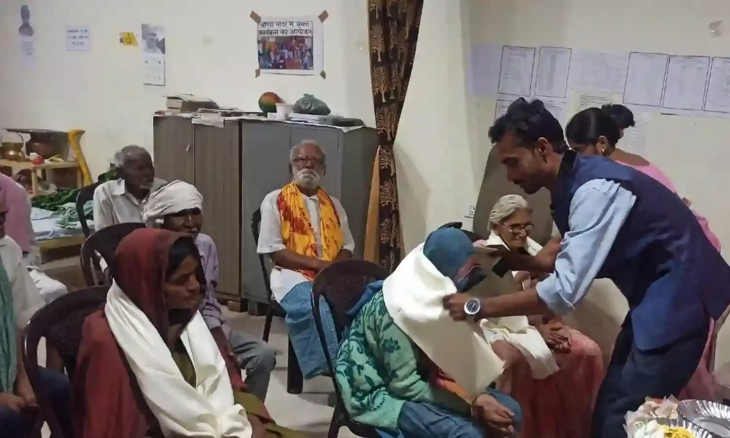 समाजसेवी अंकित पाठक ने वृद्ध आश्रम में मनाया जन्मदिन