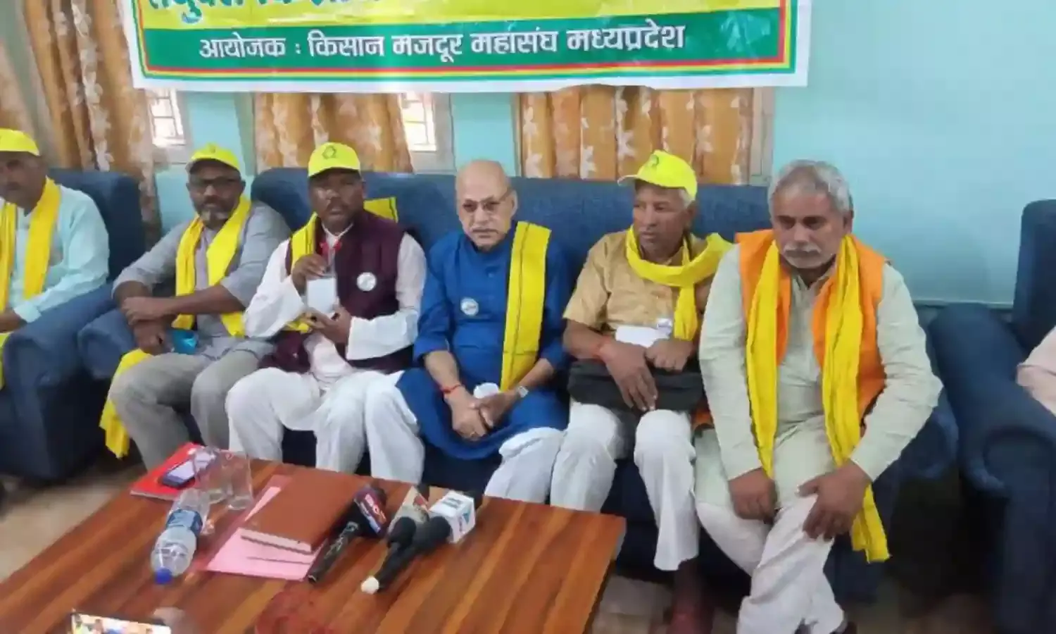 दोनों सरकारों का रिपोर्ट कार्ड लेकर किसानों के बीच पहुंचे कक्काजी