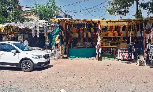 सिविक सेन्टर में नये निर्माण के लिए तोड़ा गेट, गुमटियाँ बन पातीं इससे पहले हो गया अवैध कब्जा, सजी दुकानें