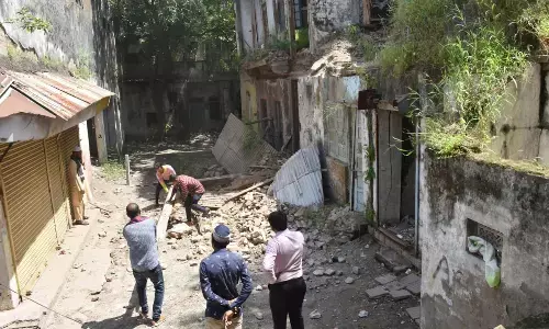 फिर ढहा जर्जर खापर्डे बाड़े का एक हिस्सा