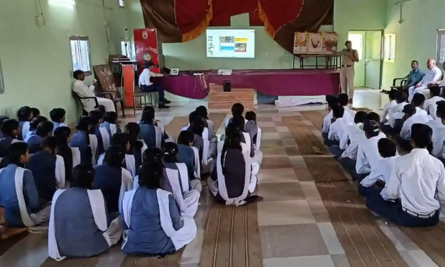 सरस्वती विद्यालय में यातायात पुलिस ने आयोजित किया ट्राफिक अवेयरनेस कार्यक्रम