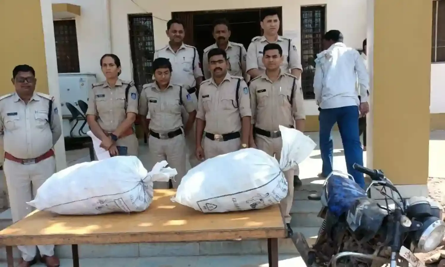 मोटर साइकिल से दो बोरियों में ले जाई जा रही ३३० क्र्वाटर देशी शराब जप्त