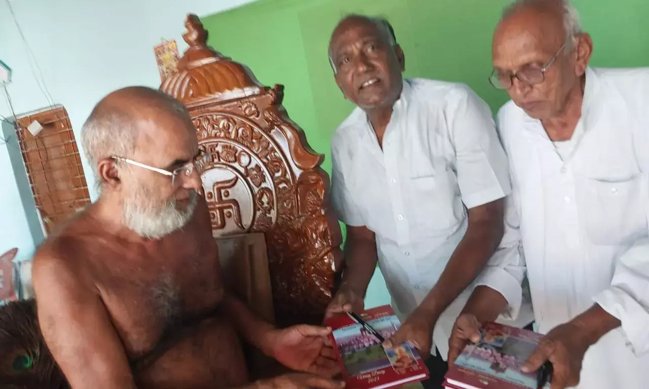 श्रेयांश गिरी में निर्माण कार्य के लिए दो श्रद्धालुओं ने दी साढे आठ लाख की राशि