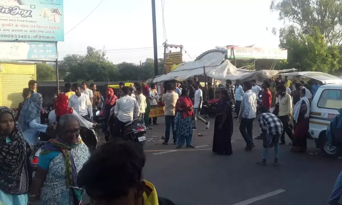 सडक़ हादसे में घायल की मौत, परिजनों ने किया चक्काजाम