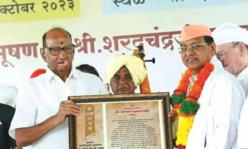 कई वारकरी प्रबोधनकारों को शरद पवार के हाथों किया सम्मानित