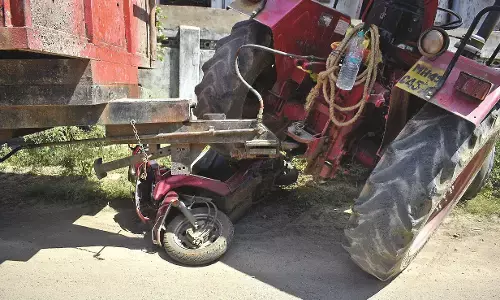 चालक नहीं, चल पड़ी ट्रैक्टर ट्राली- महिला सामाजिक कार्यकर्ता का दोपहिया वाहन चकनाचूर