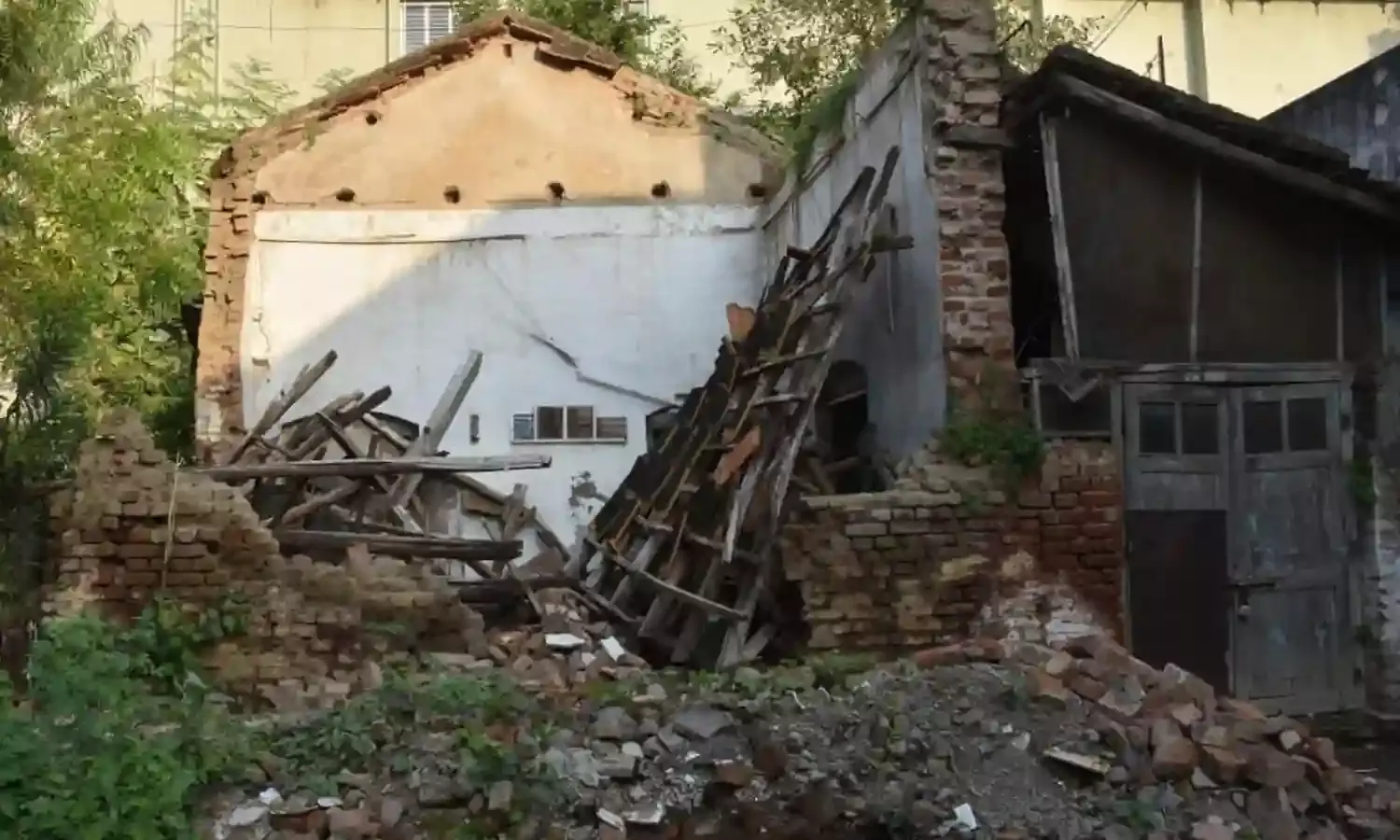 अमरावती में आधी गिरी तीन इमारतों को मनपा ने पूरी तरह नहीं किया जमींदोज