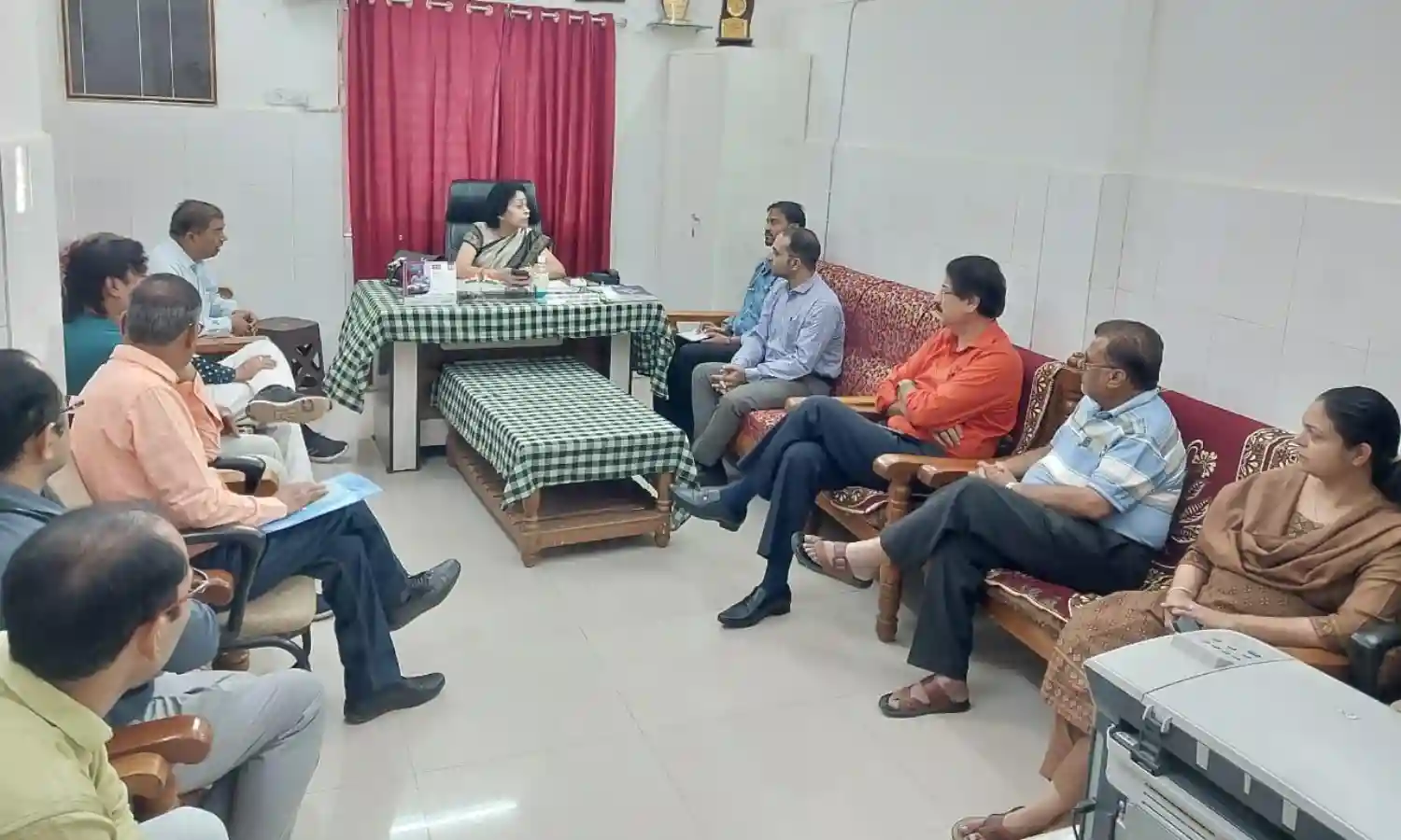 क्षेत्रीय संचालक स्वास्थ्य सेवायें ने जिला अस्पताल का किया निरीक्षण