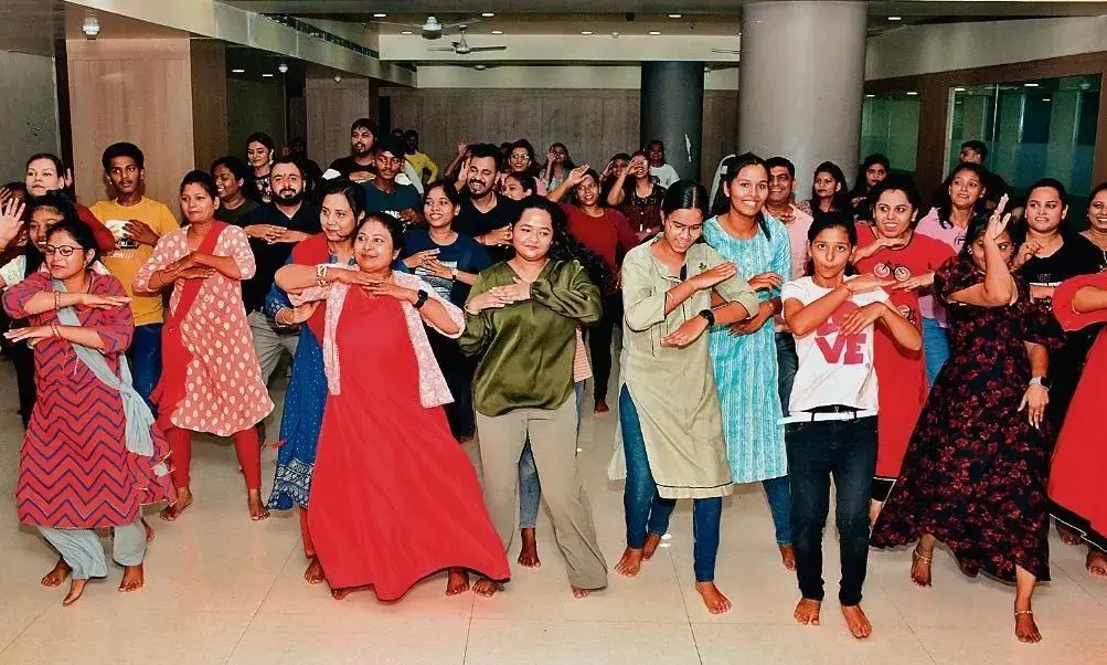 दैनिक भास्कर गरबा वर्कशॉप 2023 प्रशिक्षण के दौरान देखते ही बन रहा प्रशिक्षणार्थियों का उत्साह