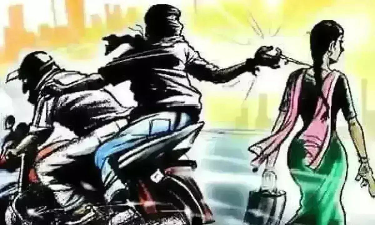बस में चढ़ते समय महिला के गले से सोने की चेन छींनी