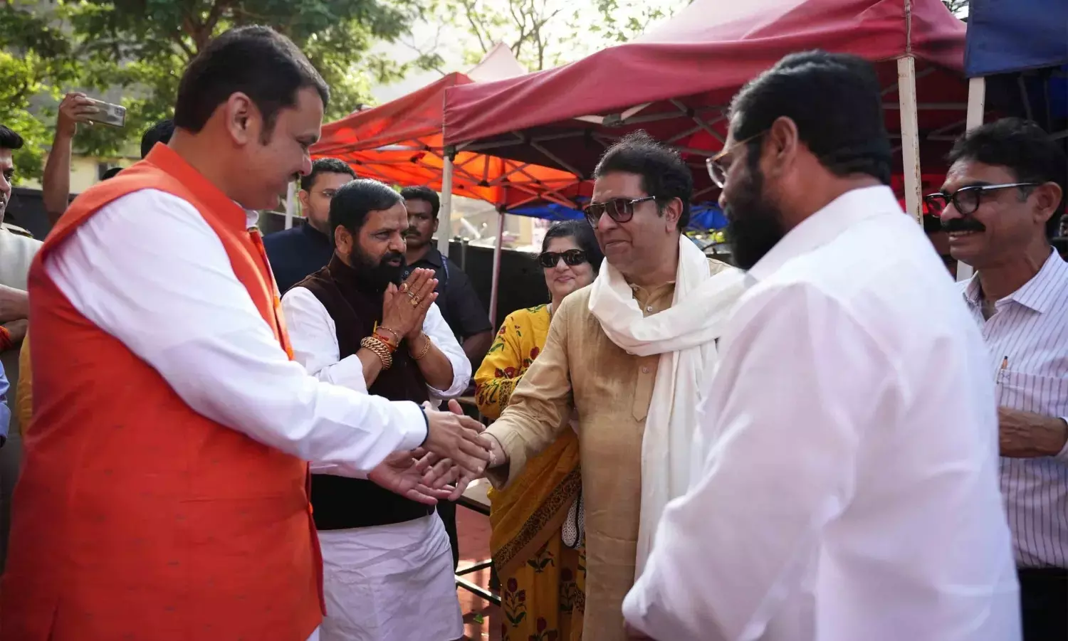 फड़णवीस ने टोल माफी योजना पर दी सफाई, राज ठाकरे ने कहा- सरासर झूठ