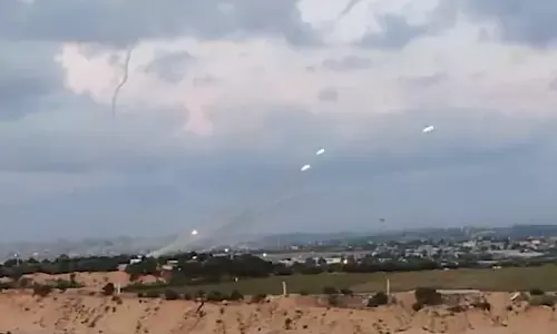 हमास के हमले व इजराइल की जवाबी कार्रवाई में 1,100 से ज़्यादा मारे गए हमास के हमले व इजराइल की जवाबी कार्रवाई में 1,100 से ज़्यादा मारे गए