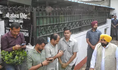 पंजाब के मुख्यमंत्री संजय सिंह के परिवार से मिले, बोले - विपक्ष से डरी हुई है भाजपा