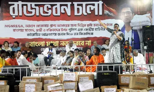 बंगाल के राज्यपाल कार्यालय ने राजभवन के बाहर तृणमूल के आंदोलन पर राज्य सरकार से जवाब मांगा बंगाल के राज्यपाल कार्यालय ने राजभवन के बाहर तृणमूल के आंदोलन पर राज्य सरकार से जवाब मांगा