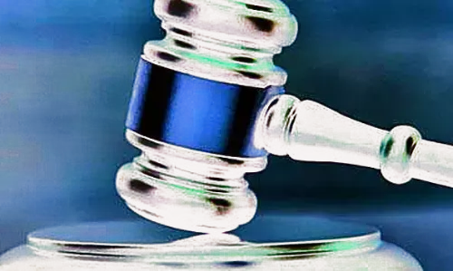 चुनाव में उपहार बांटने वाले उम्मीदवार पर कार्रवाई करें