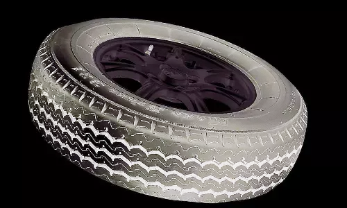 गोदाम की पार्किंग में खड़े तीन ट्रकों के 30 टायर चोरी