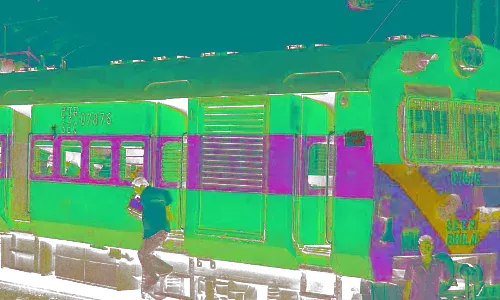 हावड़ा एक्सप्रेस में लावारिस बैग से मची खलबली हावड़ा एक्सप्रेस में लावारिस बैग से मची खलबली