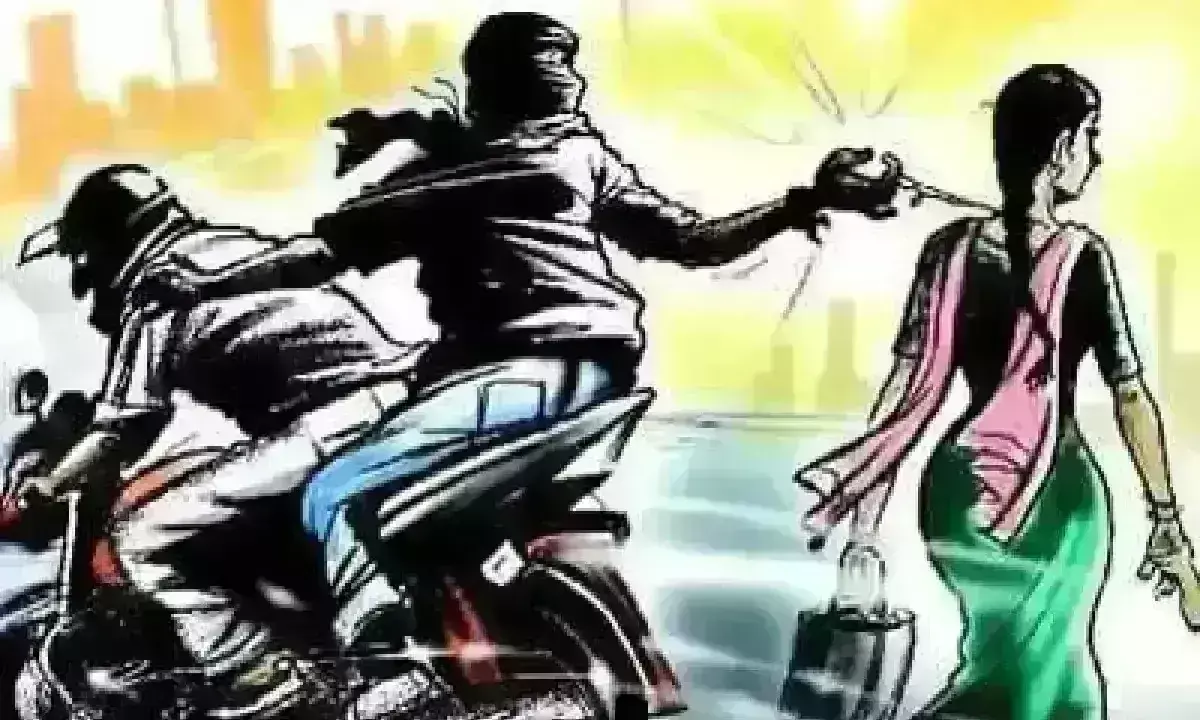 बस में चढ़ते समय महिला के गले से सोने की चेन छींनी