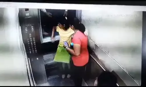 लिफ्ट में फंसी बुजुर्ग, बच्ची समेत तीन महिलाएं, नहीं बचा इमरजेंसी अलार्म