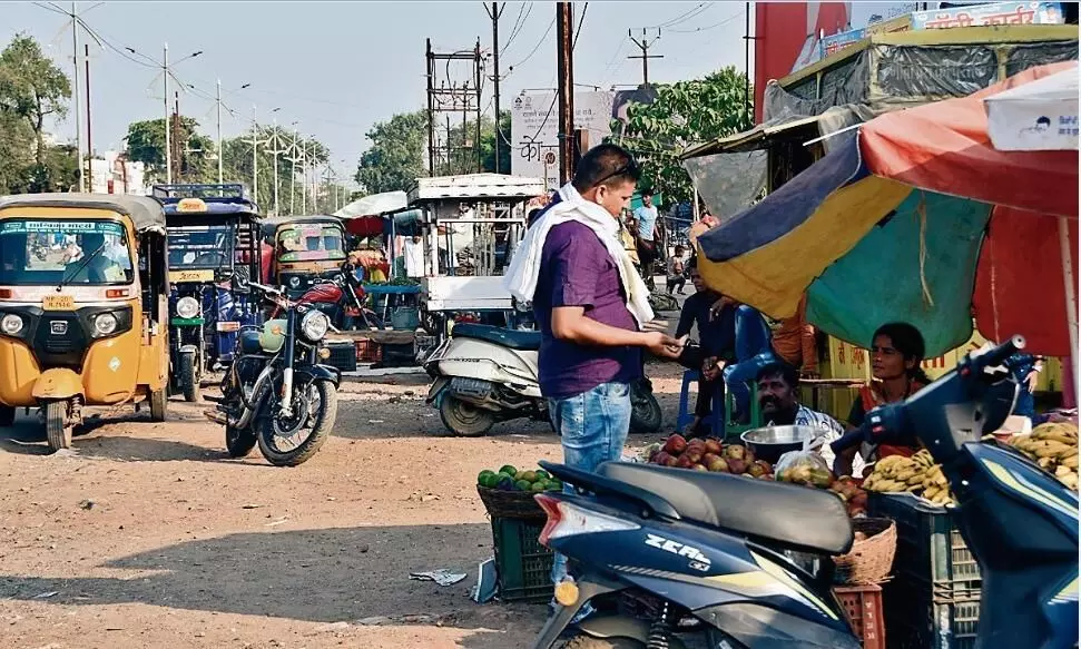 जिस हिस्से में 120 फीट की सड़क वहाँ भी दोपहिया वाहन निकलने में मुसीबत जिस हिस्से में 120 फीट की सड़क वहाँ भी दोपहिया वाहन निकलने में मुसीबत