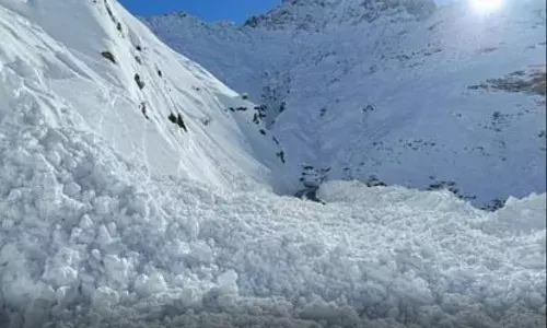 लद्दाख में सेना की ट्रेनिंग टीम के हिमस्खलन की चपेट में आने से एक की मौत, 3 लापता लद्दाख में सेना की ट्रेनिंग टीम के हिमस्खलन की चपेट में आने से एक की मौत, 3 लापता