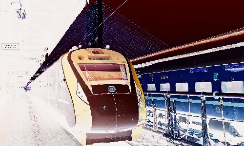 इंदौर से नागपुर पहुंची वंदे भारत ट्रेन,यात्रियों का फूलों से स्वागत