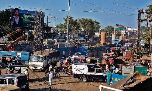 फ्लाईओवर के नीचे 60 करोड़ की सड़क पर कब्जों की होड़