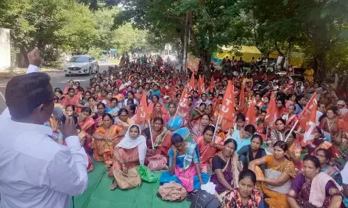 आंगनवाड़ी सेविकाओं ने मिनी मंत्रालय पर दिया धरना आंगनवाड़ी सेविकाओं ने मिनी मंत्रालय पर दिया धरना